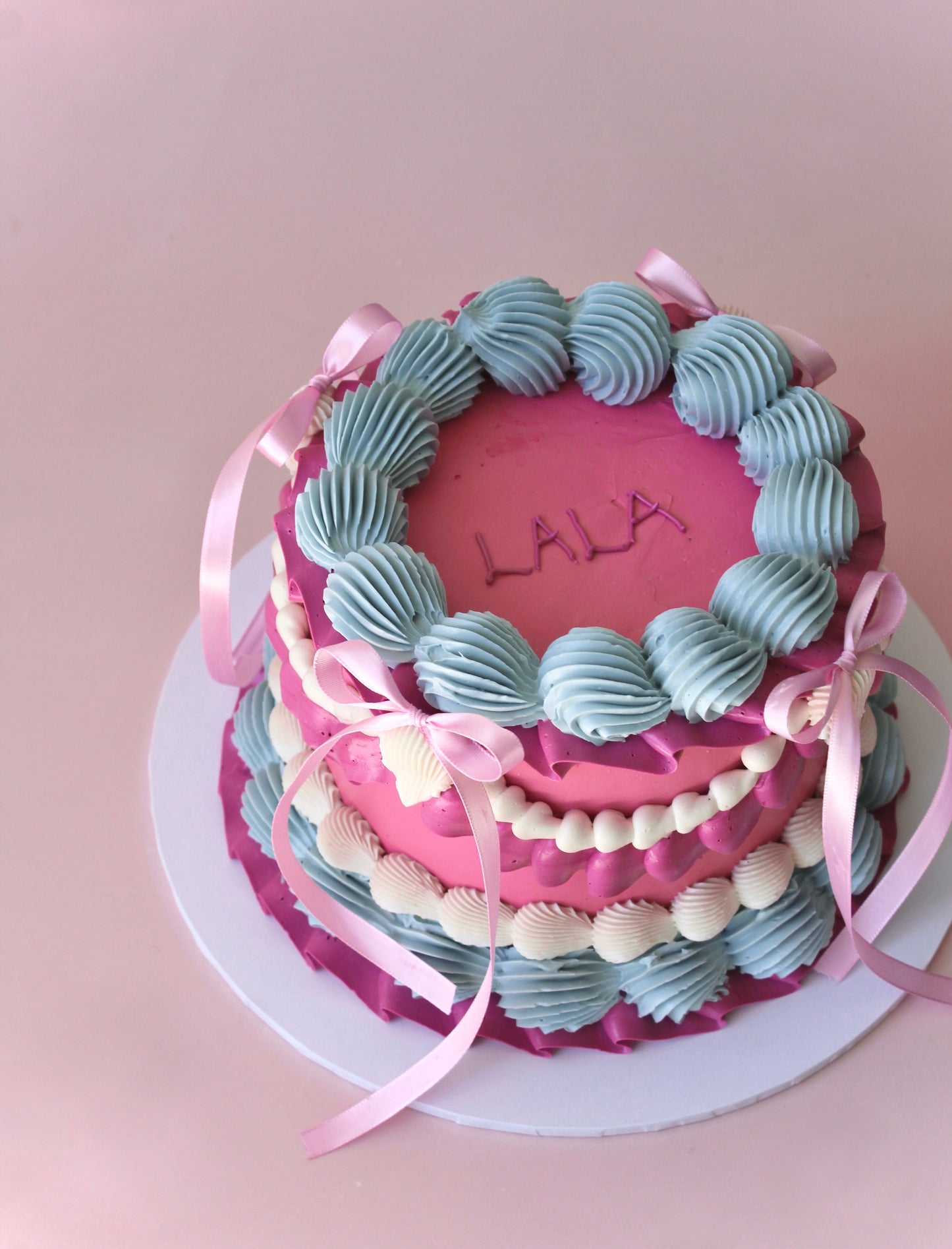 Vintage cake with bows